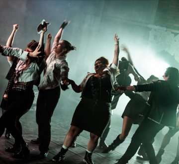 ON STAGE MUZIEK- EN MUSICALTHEATER | Met Nachtvolk duiken deze musicalgroep dit jaar in het harde leven van een vergeten arbeiderswijk: werkloosheid, drank, dromen en de wanhoop die mensen samenbrengt. Geen gladgestreken entertainment, maar een rauw, multidisciplinair spektakel van spel, muziek en dans. Kom kijken naar dit voorproefje van deze musical die in november zal plaatsvinden en word even medebewoner van de straat.