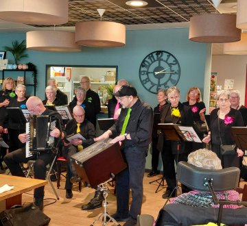 RATJETOEKOOR | Dit koor uit Tilburg heeft als doel: gezellig samen zingen, plezier maken en sociaal met elkaar omgaan. Een optreden is altijd gezellig want bij het horen van de liedjes uit de goede oude tijd wordt het publiek enthousiast. Ons repertoire is gebaseerd op Nederlandstalige liedjes maar ook anderstalige liedjes uit de jaren ‘60-‘80. Hoe meer zielen hoe meer vreugd is wel het motto van het koor.