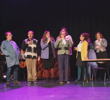 DE SOUVENIR THEATERCOMPAGNIE | STC brengt enkele liedjes uit de voorstelling ”De Dag Dat De Dingen Draaien” ten gehore.  Negentien goden zien de mensheid langzaam wegzakken in onverschilligheid en kiezen een nieuwe aanpak. Hun hoop rust op Eva, een vrouw die zichzelf is kwijtgeraakt in de drukte van het dagelijks leven. Een muzikale voorstelling over verbinding, betekenis en de kleine ontmoetingen die alles kunnen veranderen.