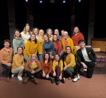 DE SOUVENIR THEATERCOMPAGNIE | STUDIOZAAL 16.45-17.05 | STC brengt enkele liedjes uit de voorstelling ”De Dag Dat De Dingen Draaien” ten gehore.  Negentien goden zien de mensheid langzaam wegzakken in onverschilligheid en kiezen een nieuwe aanpak. Hun hoop rust op Eva, een vrouw die zichzelf is kwijtgeraakt in de drukte van het dagelijks leven. Een muzikale voorstelling over verbinding, betekenis en de kleine ontmoetingen die alles kunnen veranderen.