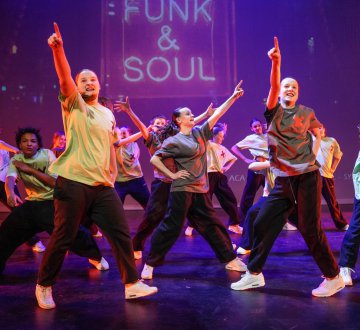 SYLCDANCE STUDIO & ACADEMY | Op zondag 28 juni laten onze dansers (4 t/m 45 jaar) zien wat ze in huis hebben met energieke hiphop, streetdance, dansmix en commercial. Van enthousiaste Studio recreanten dansers tot aanstormend dans talent van de Academy – het podium komt met SylCdance tot leven!Kom kijken, voel de energie en laat je inspireren. Mis het niet!