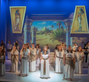 TAGO THEATER | TAGO maakt ieder jaar een nieuwe en originele musicalproductie. Met Hamelen is er erg veel indruk gemaakt. De rode draad door het verhaal is dat jongeren worstelen met mentale druk, het verlangen om erbij te horen en de complicaties van het puberleven en dat heeft veel los gemaakt. TAGO zingt een aantal nummers uit Hamelen én uit de nieuwe productie Sherlock Holmes die in 2027 zal spelen.