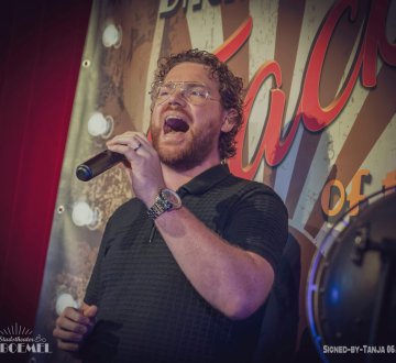THIJS VAN BERKEL| Hij brengt de grootste klassiekers weer tot leven. Hij zingt nummers van bekende wereldartiesten zoals Tom Jones, Neil Diamond, Engelbert Humperdinck, Elvis Presley en neemt je mee terug naar een vertrouwde tijd. Zijn warme stem en brede repertoire zorgen voor een echt ‘thuiskomen’-gevoel. Laat je meevoeren en zing mee met deze tijdloze hits tijdens Tilburg on Stage!