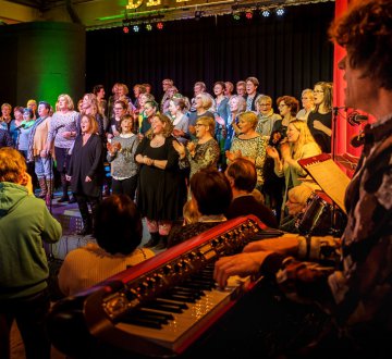 HET ROCK- EN POPKOOR TRAMMELANT | Een zeer toegankelijk koor van ongeveer 70 personen. Het repertoire bestaat uit popsongs, voornamelijk uit de jaren 70 en 80, denk aan Queen, The Beatles, Fleetwood Mac etc. Wat bij Trammelant opvalt is de enthousiaste presentatie. De leden hebben erg veel plezier in het zingen en dat straalt ervan af! Het publiek kan dus een vrolijk optreden verwachten, komt dat zien!