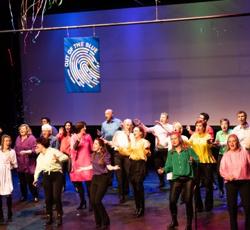 ZANGGROEP PERPLEKS | Zet het podium op z’n kop met een energiek en gevarieerd zangprogramma. Met fijne arrangements en vierstemmige koorklanken nemen we het publiek mee door bekende pop- en musicalnummers. Kom luisteren, meezingen en genieten van een optreden vol passie en muzikaliteit. Onze optredens brengen sfeer en verbinden mensen door muziek — ideaal voor iedereen die zin heeft in een feestelijk moment.