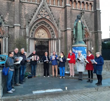 ZANGGROEP VOOR VREDE | Sinds maart 2024 zingen wij maandelijks voor vrede. Helaas is de vrede nog steeds ver te zoeken, daarom blijven wij samen met passanten vredesliederen en protestsongs zingen. Normaal gesproken zingen we voor de Heuvelse Kerk, tijdens Tilburg on Stage doen we dit in de Kapel van Fontys. De liederen worden op accordeon begeleid door Peter Derks en Helga Janssens-Baan leidt zang en muziek.