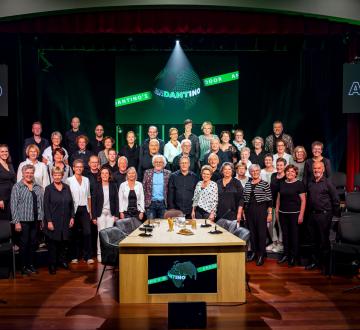 Andantino  Al 35 jaar zingt het Andantinokoor uit Udenhout de sterren van de hemel met een gevarieerd breed eigentijds repertoire. Uit de muziektheaterproductie ‘Andantino’s Wereld Draait (2022) door’ worden tijdens Festival Tilburg on Stage enkele nummers vertolkt. Laat je verrassen door dit enthousiaste Udenhoutse koor!