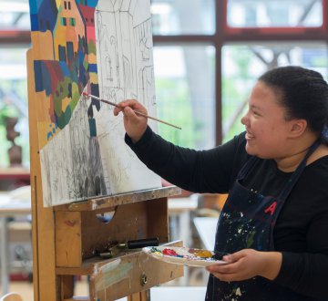 @artenzotilburg.amarant is de artistieke werkplaats van Amarant. Hier kunnen mensen met een (verstandelijke) beperking onder professionele begeleiding aan de slag met hun talent. Denk aan schilderen, keramiek, textiel en houtbewerking. Met veel trots laten ze een selectie van hun nieuwste werk zien op Tilburg on Stage!