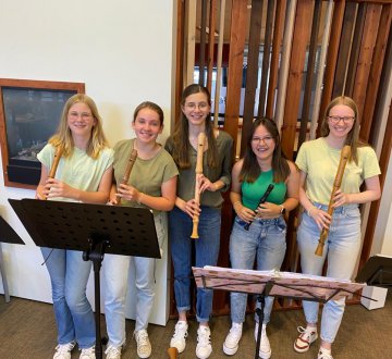 Blokfluit spelen is populair bij het Factorium: aan Tilburg on Stage doen 2 enthousiaste blokfluitensembles mee! Zo zijn daar ‘De 5 dametjes’, een groep jongedames uit Tilburg en omringende dorpen die een gevarieerd programma brengen met Peter van Aerts op de gitaar. Oude en nieuwe muziek wisselen elkaar af.