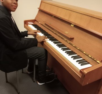 Pianosolist Jayden  Op Tilburg on Stage hoor en zie je ook heel wat jong talent in actie. Zoals de 12-jarige pianist Jayden Seraus. Al toen hij een baby was had hij een fascinatie voor de piano. Hij trapte flink met zijn voetjes op zijn speelgoedpiano en genoot van het geluid. Vanaf zijn 5e begon hij serieuze interesse te tonen en keek vaak op YouTube hoe hij piano moest spelen. Hij kreeg hulp van veel muzikale kennissen. Intussen heeft hij les gehad bij Judith Couwenberg en Leo Davelaar en zelfs al een paar keer opgetreden. Ook improviseert deze jonge artist graag. Kom hem bewonderen op 2 juli!