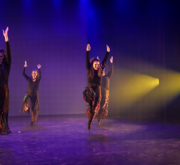 Jazzdans groep Factorium Oisterwijk  Deze 5 dames dansen al van jongs af aan bij Factorium, dus het plezier en passie voor dans zijn zeker niet te missen! De hardwerkende dansers hebben in een korte tijd een knallend dansstuk op het podium gezet, dat is geïnspireerd op het seizoen winter, met name oudejaarsavond en vuurwerk. Met deze choreografie waren zij ook al eerder te zien in de voorstelling ‘Vier, het jaar’ van Factorium.
