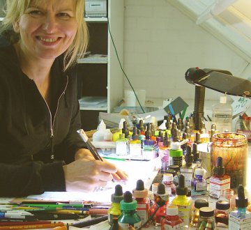 @jola.hesselberth is bekend vanwege haar werk aan kinderprogramma’s, animatieseries en speelfilm voor de VPRO en Sesamstraat. Hiervoor ontving ze de De Charlotte Köhler Prijs. Ze schreef liedjes voor het album ‘Ik wil alles’, waar Henny Vrienten de muziek voor componeerde. Deze zijn uitgebracht als een muzikale roadtour in de theaters.