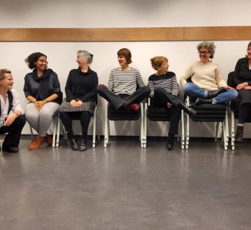 Laat je verrassen door Voorlopig Halfweg: acht a capella zingende dames die onder muzikale leiding van Factorium-docent Frank Hermans een divers repertoire brengen. Soms grappig, soms maatschappijkritisch, in het Nederlands of anderszins. Op 2 juli zingen zij onder meer drie liederen van Jaap Houdijk. Zijn muziek heeft een stijl die refereert aan polyfone en impressionistische klankbeelden, maar zich vooral kenmerkt door een eigen, actueel signatuur.