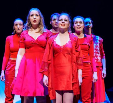 MAF Volwassenen  Vier jaar lang volgden Francesca, Ellen, Fenne, Margot, Martine en Steven lessen op het Factorium Cultuurmakers bij de deeltijd musicalopleiding: de MusicAllFactory. Bloed, zweet en tranen kostte hen dit, maar veel plezier, wijze lessen, bijzondere ervaringen en vriendschappen voor het leven nemen zij mee. De vierdejaars zingen aan het eind van hun laatste schooljaar, vlak voor ze uitvliegen, nog 1 keer samen, verschillende musicalstukken. Ze worden begeleid op piano door is Carl van Kuijck.