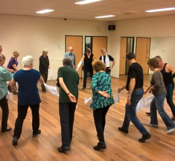 Mie Katoen | Genieten en ontspannen door volksdansen (oftewel: werelddansen) staat centraal bij Mie Katoen Tilburg. Daarnaast is dansen natuurlijk enorm goed voor je gezondheid. De dansgroep laat op het festival zien dat je er ook heel vrolijk van wordt. Mie Katoen geeft ook dansworkshops begeleidt door dansdocent Josta. Durf jij een culturele dans aan?