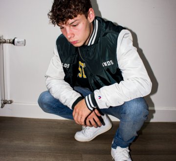 Rapper Nicky (@nikey013) van Gestel is een 23-jarige artiest uit Tilburg, die al vanaf jonge leeftijd geïnteresseerd was in muziek. Vanaf zijn 15e/16e werd hij geïnspireerd door het album ‘New wave’, waardoor hij zelf begon met het schrijven van liedjes op zijn slaapkamer. In 2020 kreeg hij de kans om een nummer op te nemen en uit te brengen en vanaf dat moment was hij niet meer weg te krijgen uit de studio. Het is zijn manier van gevoelens uiten geworden. Zijn laatst uitgebrachte nummer (Bergafwaarts) staat nu op meer dan 18.000 streams.
