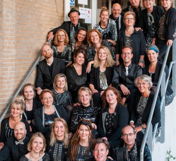 Popkoor AkoorT is trots op hun Tilburgse roots, maar de horizon ligt ver buiten de stads- en zelfs landsgrenzen. Ze willen graag een onderscheidend, eigentijds repertoire presenteren. En dat bestaat uit popmuziek, r&b, gospel, rap, soul, rock, country, happy hardcore….van alle markten thuis dus! Daarnaast hebben ze ook een uitgebreid en vlot kerstrepertoire.