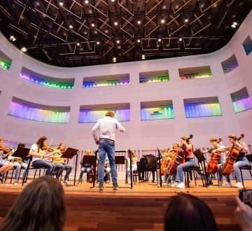 STRIJKORKEST FACTORIUM Dit orkest is speciaal voor het festival samengesteld uit maar liefst 3 orkesten met cursisten van Factoriumcultuurmakers: het Regionaal Strijkorkest, de Fiddlers en de Vrolijke Noten. Qua repertoire kun je een heel divers programma verwachten: van barok, klassieke, romantische en moderne periodes tot lichte en populaire muziek. In totaal zitten er meer dan 50 muzikanten op het podium; laat je dus verrassen door hun prachtige klanken!