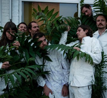 Subsidiejunk is een band met wisselende leden uit de Tilburgse underground muziekscene, onder meer vanuit @H_U_T._ Ze zetten een improvisatieshow neer waarbij er geen regels of muziekgenres domineren. Geïnspireerd door de Duitse cult commune van Amon DÜÜl, houdt Subsidiejunk een open houding tegenover deze artistieke muzikale vrijheid en wordt er dus niet gerepeteerd. “Een optreden moet aanvoelen als een manifestatie, waarbij de vlam in de pan kan schieten en de menigte uiteengemept kan worden door de politie.”