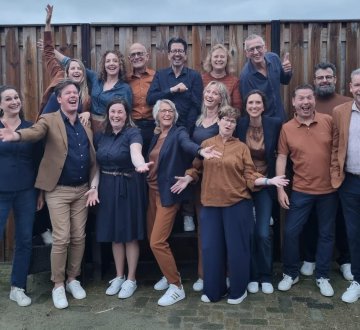 Blended Collective | Mixt het beste van een klein popkoor met een vocal-group. Onder leiding van Jos Muller op keyboard en met Pius van Erve op lichte percussie, creëren ze een unieke sound. Sommige arrangementen worden aangekocht, andere ontstaan ter plekke tijdens repetities. Het repertoire bestaat uit een mix van oude en recente nummers, zolang het maar tijdloos klinkt: popsongs met uitstapjes naar soul, jazz en afropop.