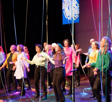 Ontdek Zanggroep Perpleks uit Udenhout! Opgericht in 1996, bestaande uit 30+ enthousiaste amateurzangers. Ons repertoire varieert van musicalsongs tot eigentijdse pop en medleys, allemaal in prachtige arrangementen van dirigent Peter van Lonkhuijsen. Mis ze niet om 13:30 uur in de Factorium Studio, waar ze een gevarieerd programma van moderne en klassieke nummers laten horen.