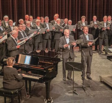Het Koninklijk Tilburgs Mannenkoor Sint Caecilia bestaat 147 jaar en is daarmee een van de oudste Tilburgse verenigingen. Het koor is echter springlevend, telt ruim 50 geoefende zangers en staat sinds een half jaar onder leiding van de jonge, ambitieuze dirigent Amil Ebrahimi. Marjan Fey, pianiste, repetitor en 2e dirigent begeleidt ons op de piano. Het repertoire bestaat uit klassiek mannenkoorwerk, eigentijdse liederen, musical en popsong.