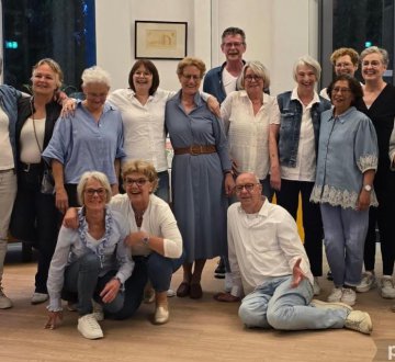 Meezingkoor Nieuwe Oogst 013 | Zin om Mee te Zingen? Dat kan met meezingkoor ‘Nieuwe Oogst 013’! Het gezellige koor, opgericht in 2019 met 20 enthousiaste leden, brengt tijdloze evergreens, gearrangeerd door dirigente Karen. Ze nodigen je uit om lekker mee te zingen met de bekende refreintjes. Sluit je aan om 14:50 uur bij het terras van de schouwburg en beleef een gezellige middag vol muziek en samenzang!