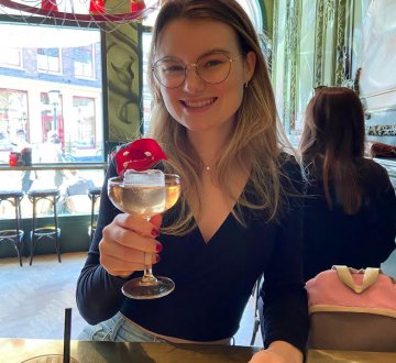 Elanor Aarts | Hoi! Ik ben Elanor en dit is alweer het derde jaar dat ik mee mag doen met Tilburg on stage! Ik zing al zo lang ik me kan herinneren, mede mogelijk gemaakt door het muzikale huishouden waarin ik ben opgegroeid. Mijn moeder zal me dan ook weer begeleiden op de piano! Ik wens iedereen een vrolijke dag. Kom haar in de middag bewonderen in de Heikese kerk.