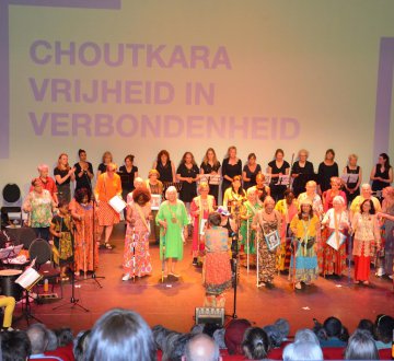 Kleurrijke Mama‘s | Het multiculturele vrouwenkoor, Kleurrijke Mama‘s, vertelt met speciaal voor hen geschreven liedjes hun eigen levensverhaal. Met leden uit diverse wijken en nationaliteiten van Tilburg, brengt het koor een unieke culturele mix samen. Bij het koor is iedereen welkom, ongeacht achtergrond, taal of opleiding. Het motto is inzet en enthousiasme, ontmoeting en verbinding, emancipatie en ontwikkeling. Kom gezellig kijken!