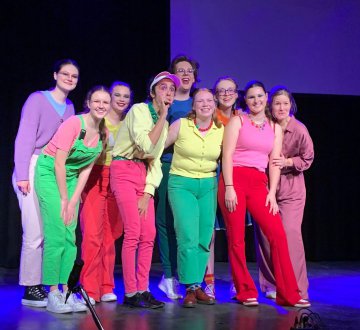 Wenstheater | Deze korte zelfgemaakte voorstelling is in opdracht van Stichting Villa Pinedo en ‘ AlsjeUitelkaargaat Waalwijk‘ gemaakt voor alle kinderen/jongeren met gescheiden ouders. Om ze een hart onder de riem te steken. Een voorstelling om juist hen te laten weten dat ze het niet alleen hoeven te doen. Maar ook voor niet-gescheiden ouders en hun kinderen, buren, vrienden, kennissen, opa‘s -en oma‘s etc. Voor wat meer begrip en (h)erkenning.