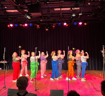 THEATERKOOR IN TIME|Dit gezellige theaterkoor bestaat enkel uit dames. De medley die zij op Festival Tilburg on Stage brengen zit bomvol powerballads en swingende nineties-hits. Ze nemen je mee in hun eigen verhaal van de kracht van vrouwen. #whoruntheworld