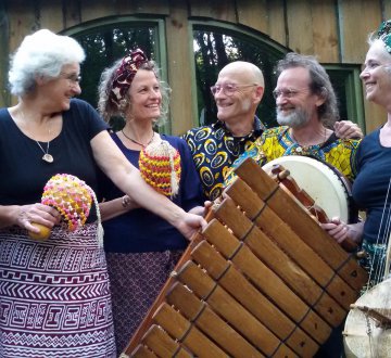 Dondory | is een gelegenheidsformatie die speciaal voor deze editie van Tilburg On Stage West Afrikaanse traditionele muziek brengt met Balafoon, N’Goni, Percussie en meerstemmige zang. Het Tilburgse ensemble Balabos speelt al langer deze muziek, maar voor dit project is de formatie uitgebreid met extra zangeressen. Hierdoor komt de in West Afrika gebruikelijke voor- en nazang nog beter tot zijn recht.
