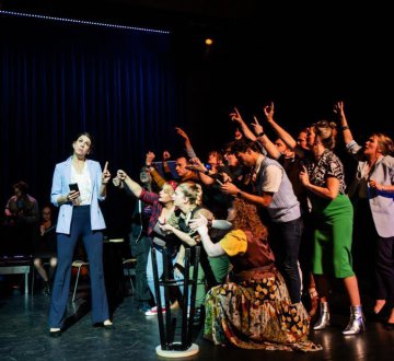 On Stage gaat #onstage! Deze musicalgroep en naamgenoot kan natuurlijk niet ontbreken op het festival. November 2023 brachten zij hun productie ‘We Aren‘t Kids Anymore‘! De muziek van Drew Gasparini heeft een lekkere popsound en vormt de basis voor dit nieuwe muziektheaterstuk. Op het festival laten de zangtalenten van On Stage zingen ze de sterren van de hemel.