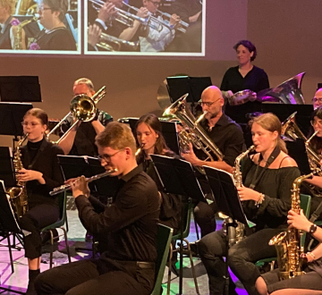 L‘Echo des Montagnes | Harmonieorkest L‘Echo des Montagnes is een van de oudste orkesten in Tilburg. Bij deze hechte vereniging ervaren de muzikanten iedere week opnieuw hoe fijn het is om met elkaar muziek te maken. En dát gevoel willen zij heel graag delen. Zodat iedereen, van jong tot oud, aan den lijve kan ondervinden hoe leuk en ontspannend muziek maken is. Daarom zullen ze tijdens Tilburg on Stage een muzikaal en interactief optreden verzorgen... waar het publiek zelf onderdeel van mag zijn. Kom luisteren én meedoen met deze talenten om 13:30 op het Willemsplein.