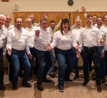 T-SiNG | Een enthousiast en eigenzinnig a capella mannenkoor in Barbershop-style met bekend en minder bekend repertoire over lief en leed, recht vanuit het hart. Ze zingen de echte barbershopmuziek, close harmony, arrangementen van popsongs en vocal jazz.  Beleef dit spektakel in de entreehal van het Paleis-Raadhuis om 15:05 uur. Mis het niet!