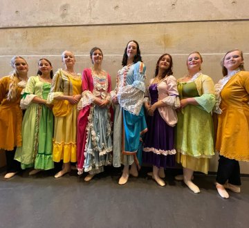 Klassiek Ballet Factorium  - Deze groep van 6 paleisdames in mooie jurken brengt klassiek in een modern jasje. Op het festival dansen ze een zoete klassieke balletdans op een wals van Johann Strauss. Deze dansgroep bestaat uit enthousiaste professionals en vergevorderde dansers die al jaren wekelijks les volgen bij Factorium, onder leiding van docent Simone Houben. Ze hebben er zin in om op 23 juni om 14.25u in de Schouwburgzaal op te mogen treden!