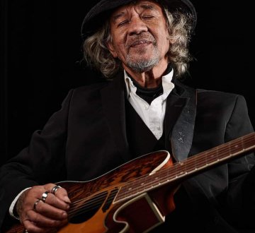 SPENCER & FRIENDS | Al voor het derde jaar staan de getalenteerde singer-songwriters uit de stal van Spencer & Friends op het festival. De Tilburgse muzikant Spencer Latumahina heeft een neus voor goede zangers en muzikanten. Dit jaar te horen op het terras bij de Schouwburg: John NotLennon, de pas 13-jarige Sam Groenenberg, Linda van der Linden en Marinke Boot. Pak een drankje, geniet van de zon en laat je onderdompelen in hun muziek!