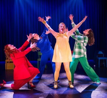 MusicAllfactory volwassenen | Vier jaar lang volgden deze musicalacteurs lessen op het Factorium Cultuurmakers bij de deeltijd musicalopleiding: de MusicAllFactory. Bloed, zweet en tranen kostte hen dit, maar veel plezier, wijze lessen, bijzondere ervaringen en vriendschappen voor het leven, nemen zij mee. Tijdens hun optreden zingen 4 solisten en een pianist prachtige solo‘s en duetten uit het musicalrepertoire.