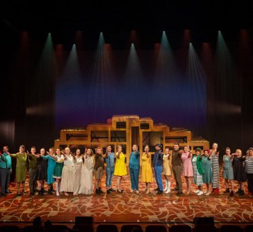 Musicalvereniging BOeMS | Al meer dan veertig jaar zijn ze een begrip in de wereld van theater en muziek van Tilburg. Met een gevarieerd repertoire, van meeslepende musicals tot hartverwarmende concerten en verrassende theatershows, laten ze hun veelzijdigheid zien. Mis hun optreden tijdens Tilburg on Stage niet in de Studiozaal en laat je betoveren door hun talent in spel, zang en dans.