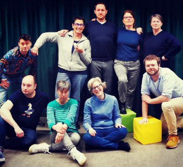 Improvisatiegroep Sebiet |  Hoi! Wij zijn Sebiet, een improvisatiegroep uit Tilburg. Na een jaar repeteren in De Boomtak zijn we er klaar voor om onze kunsten ook aan jullie te vertonen! Verwacht geen ingestudeerde sketches, maar spontane acts die ter plekke tot leven komen. Ben je benieuwd naar wat ’impro’ is, of wil je gewoon een unieke show vol verrassingen en onvergetelijke momenten? Kom dan naar onze voorstelling tijdens Tilburg on Stage!
