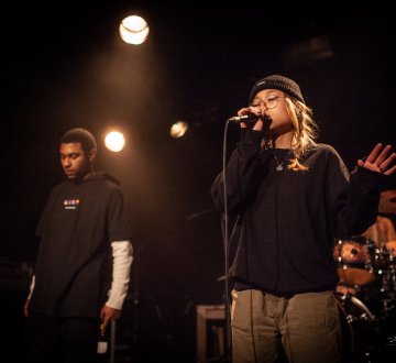 ARIS!&sloan live | Mis het niet! Op zondagmiddag 23 juni om 16:00 uur treden ARIS!&sloan op bij Factorium Foyer in Tilburg. Dit muzikale duo heeft het publiek betoverd met hun baanbrekende benadering van hip-hop, trap en R&B. Met een veelzijdig en dynamisch geluid combineren ze harmonieuze melodieën naadloos met krachtige beats, waardoor een auditieve ervaring ontstaat zoals geen ander. Samen vormen ze een unieke mix van rauwe emotie en technische precisie. Zorg dat je erbij bent!