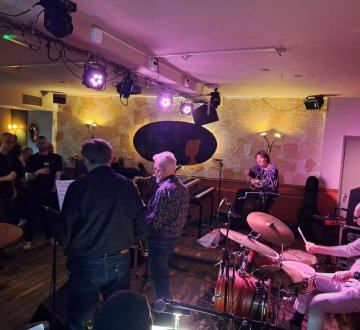 JazzXpress | Ontdek het swingende Factorium Jazz Ensemble! Ze bestaan al meer dan 14 jaar muziek maakt onder leiding van Pieter Bast. Ze brengen sprankelende variaties op jazz standards en laten solisten schitteren! De line-up bestaat uit tenorsaxen (Ron Giesbergen en Charles Waagenaar), gitaar (Pauline Franke), akoestische bas (Clemens Bennink) en drums (Nol van Trier). Kom en geniet van de muziek om 16:35 uur in de Factorium Foyer!