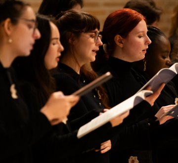 Het Tilburgs Studentenkoor (TiSK) verwelkomt studenten en net-afgestudeerden die van klassieke muziek houden, inclusief internationale leden. Na hun succesvolle debuutconcert in april 2024 met Fauré‘s Requiem, laten ze op 23 juni opnieuw van zich horen met klassieke en folkloristische stukken van over de hele wereld. Dirigent Sil van den Hout leidt het koor. Volg @tisk013 voor meer info. Foto door: Rens Bressers