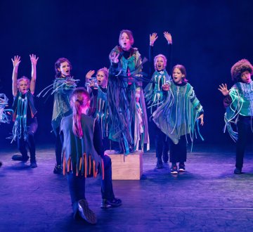 M4U Factorium  | Bij de Musical4U van Factorium Cultuurmakers is iedereen welkom om musicallessen te komen volgen en te werken aan een spetterende eindvoorstelling. De Musical4U Kids en Tieners schitterden dit jaar in de musicals ‘De Markies van Carabas’ (26 mei) en ‘Zie je die Addams’ (12 juni). De Musical4U Volwassenen zullen op 26 juni hun voorstelling ‘In de coulisse’ spelen, zingen en dansen. Tijdens Tilburg on Stage zullen deze 3 musicalgroepen enkele hoogtepunten uit hun voorstellingen laten horen en zien.