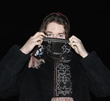 AMB14NCE | Ontdek de unieke stijl van AMB14NCE, een artiest die de grenzen van muziek durft te verleggen. Met een blend van elektronische beats, melodieuze synths en diepgaande teksten in een jasje van hiphop, weet AMB14NCE een atmosfeer te creëren die zowel meeslepend als intrigerend is. Laat je meevoeren op een reis door emotie en energie, waarbij elke noot een verhaal vertelt en elke beat je hartslag doet versnellen. Be there: 16:40 uur bij het terras van de Schouwburg.
