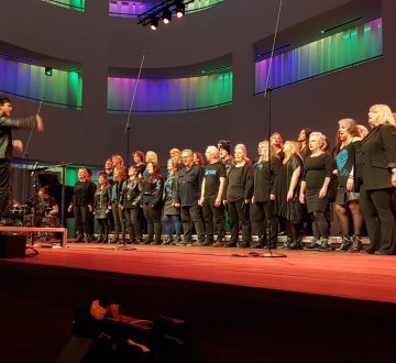 Het ROCKkoor Tilburg rockt het dak eraf en nemen je mee op een muzikale reis door de tijd met hun repertoire vol tijdloze ROCKhits. Dit koor, bestaande uit gepassioneerde amateurzangers uit Tilburg, onder leiding van dirigent Jubilee Tun, belooft een spetterend optreden in de schouwburgzaal om 16:46 uur!