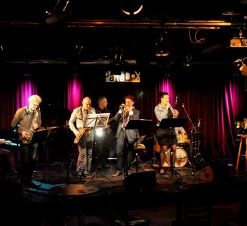 Bad Duck | Ontstaan in 2007 uit een vrolijke improvisatieworkshop bij de Tilburgse muziekschool. We zijn uitgegroeid tot een veelzijdige groep met een gevarieerd repertoire van rustige melodieën tot aanstekelijke dansnummers. Bad Duck speelt pop, soul, funk en ska met een jazzy randje. Geniet van onze getalenteerde zangeressen en bruisende blazers op maat gemaakte arrangementen van nummers van Amy Winehouse, Prince, Stevie Wonder en meer!