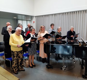 Cantorij Samen op Weg is het kerkkoor van de Protestantse Gemeente te Tilburg en omgeving. De enthousiaste leden repeteren onder leiding van Helga Janssens-Baan bijna wekelijks op woensdagavond kerk- en geloofsliederen die door de eeuwen heen zijn, en ook nu nog, worden gemaakt. Tijdens onze presentatie in de Dionysiuskerk (Heikese kerk) zullen wij tussen 16.00 en 16.20 uur enkele liederen uit ons repertoire toelichten en laten klinken, waarbij uiteraard mag worden meegezongen. Zo gaan we Samen op Weg.