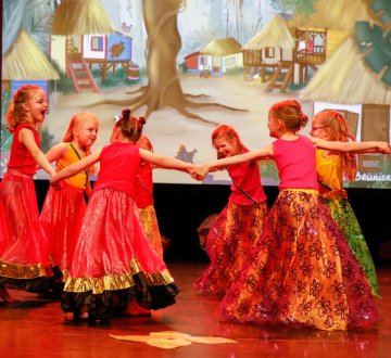 Doenya’s danswereld | Bij Doenya’s Danswereld krijgen jonge kinderen de ruimte om te ontdekken, spelen en bewegen, vol fantasie en verbeelding. Hier komen verhalen tot leven! Dans en beweging brengen plezier, verbinden en bieden talloze leermogelijkheden. Kom kijken naar hun enthousiasme en beweeg gezellig mee!
