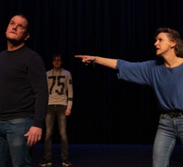 Factorium Improvisatietheater | Onder leiding van Cefas Hoofs, maken deze theatermakers er een potje van op het podium. Ze laten alledaagse situaties compleet uit de hand lopen met emoties die torenhoog oplopen! Klaar voor een voorstelling vol onverwachte wendingen en hilarische momenten? Kom dan kijken in de Studiozaal van de Schouwburg Concertzaal Tilburg.